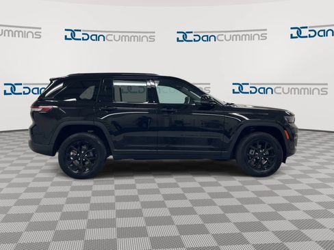Used 2025 Jeep Grand Cherokee Altitude AWD/4WD image 9