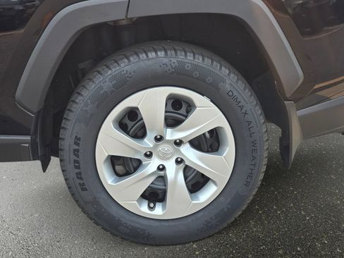 Used 2020 Toyota RAV4 LE AWD/4WD image 38