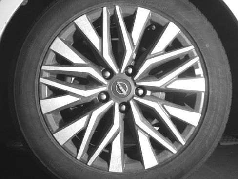 Used 2025 Nissan Altima 2.5 SV FWD image 12