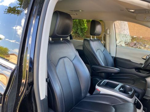 Used 2024 Chrysler Pacifica Limited FWD image 44