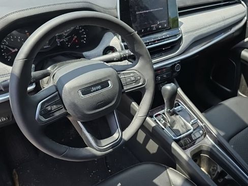 Used 2025 Jeep Compass Latitude AWD/4WD image 5