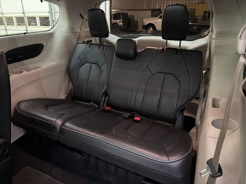 Used 2020 Chrysler Pacifica Limited image 24