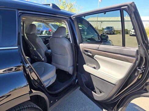 Used 2024 Toyota Highlander Platinum image 14