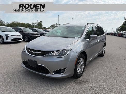 Used 2017 Chrysler Pacifica Touring-L w/ Tire & Wheel Group FWD image 1