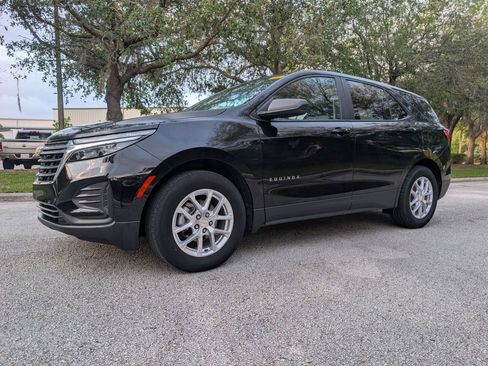 Used 2023 Chevrolet Equinox LS w/ LS Convenience Package image 3
