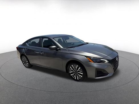 Used 2026 Nissan Altima 2.5 SV FWD image 2