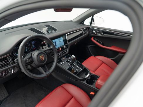 Certified 2026 Porsche Macan AWD/4WD image 4