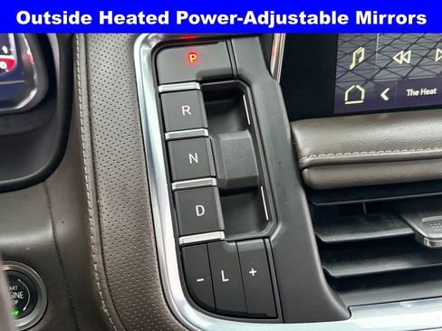 Used 2022 GMC Yukon SLT w/ SLT Premium Package image 17