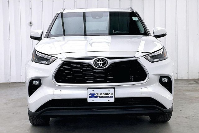 Used 2023 Toyota Highlander XLE AWD/4WD image 3