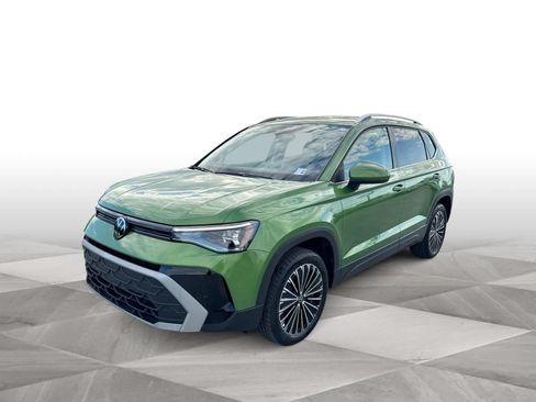 Used 2025 Volkswagen Taos SE FWD image 4