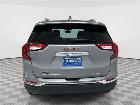 Used 2024 GMC Terrain SLT w/ Infotainment Package II image 4