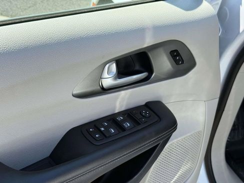 Used 2024 Chrysler Pacifica Touring-L FWD image 33