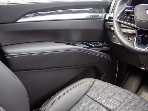 Used 2025 Cadillac Escalade V AWD/4WD image 18