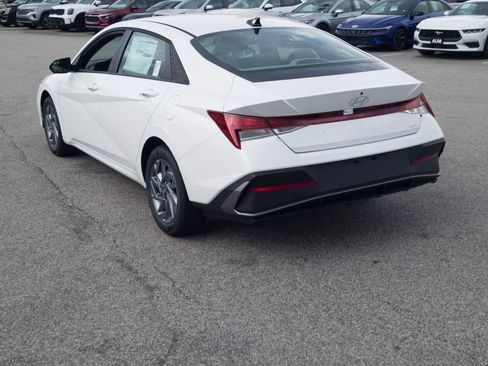 New 2026 Hyundai Elantra Hybrid FWD image 8