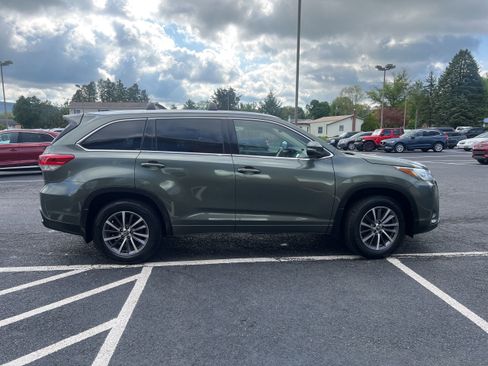Used 2017 Toyota Highlander XLE AWD/4WD image 6