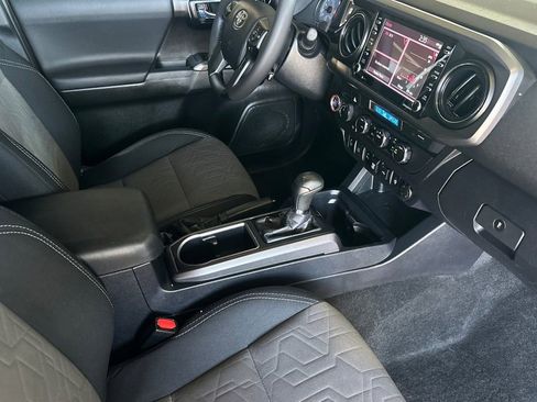 Used 2021 Toyota Tacoma TRD Off-Road w/ Technology Package AWD/4WD image 18