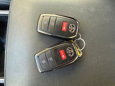 Used 2024 Toyota Tacoma TRD Off-Road image 27