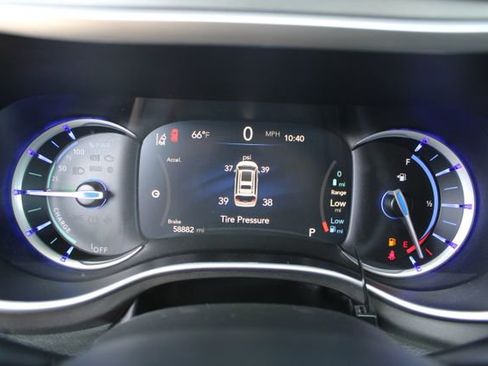 Used 2024 Chrysler Pacifica Limited FWD image 23