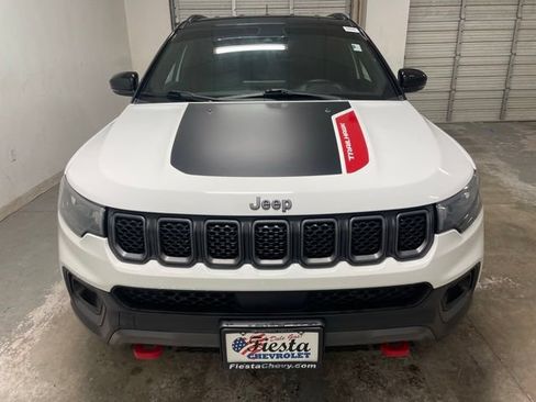 Used 2023 Jeep Compass Trailhawk AWD/4WD image 2