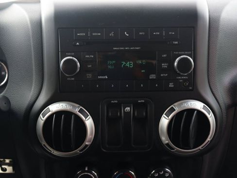 Used 2017 Jeep Wrangler Sahara w/ Connectivity Group AWD/4WD image 10