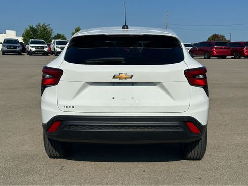 Used 2024 Chevrolet Trax LS w/ LS Convenience Package FWD image 6