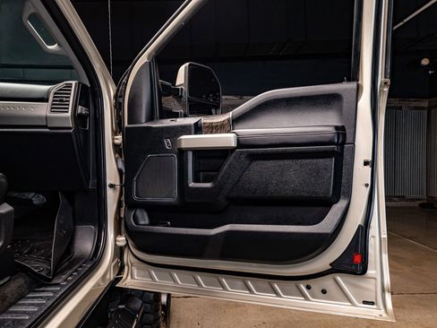 Used 2017 Ford F350 Lariat image 23