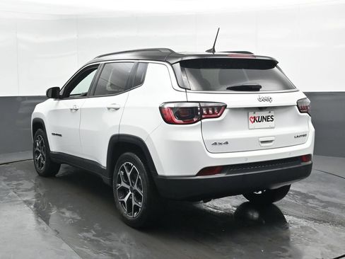 Used 2025 Jeep Compass Limited image 9