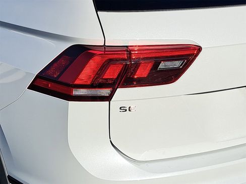 Certified 2022 Volkswagen Tiguan SE R-Line image 37