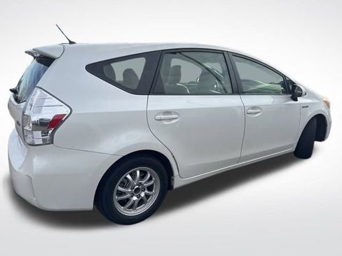 Used 2014 Toyota Prius V Two image 2