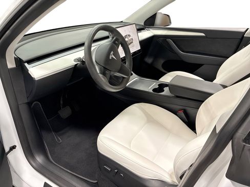 Certified 2023 Tesla Model Y Long Range AWD/4WD image 9