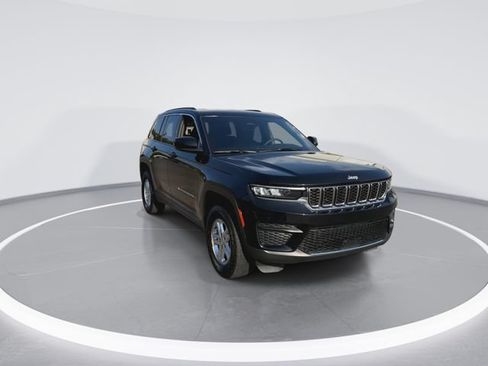 Used 2025 Jeep Grand Cherokee Laredo w/ Luxury Tech Group I RWD image 3
