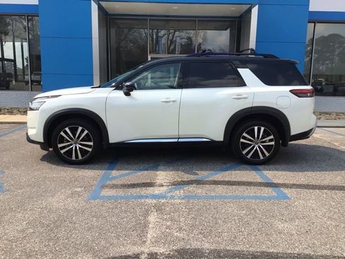 Used 2024 Nissan Pathfinder Platinum image 3