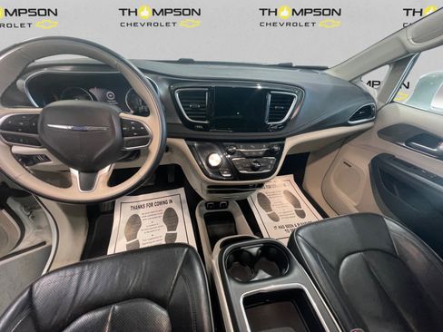 Used 2018 Chrysler Pacifica Limited image 11
