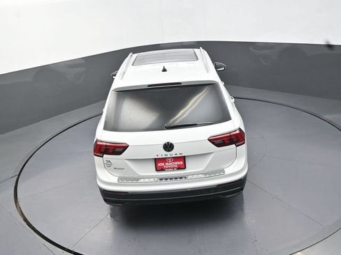 Used 2022 Volkswagen Tiguan SE w/ Panoramic Sunroof Package FWD image 28