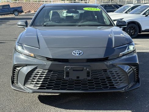 Used 2025 Toyota Camry SE image 3