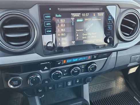 Used 2017 Toyota Tacoma TRD Off-Road w/ Premium & Technology Package AWD/4WD image 27