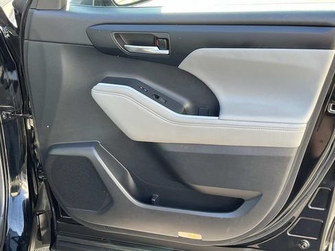 Used 2021 Toyota Highlander XLE AWD/4WD image 24