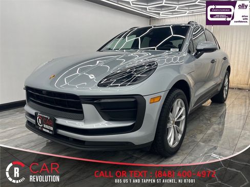 Used 2022 Porsche Macan w/ Premium Package Plus AWD/4WD image 4