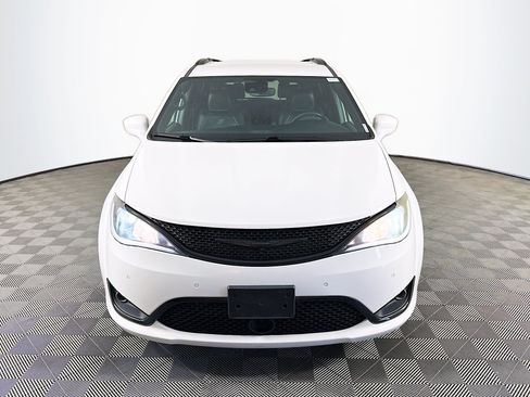 Used 2020 Chrysler Pacifica Touring-L Plus FWD image 2