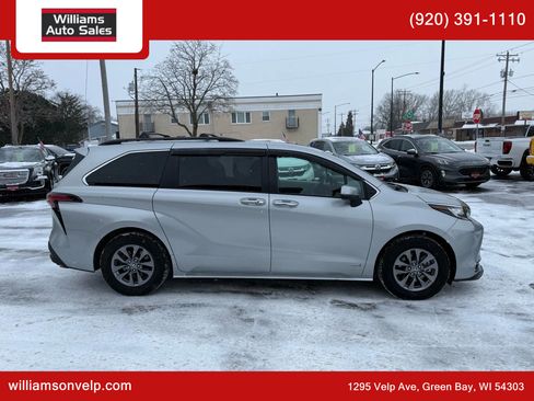Used 2021 Toyota Sienna XLE image 3
