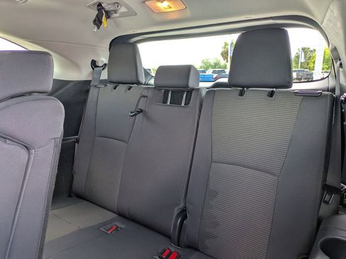 Used 2023 Toyota Highlander L FWD image 17
