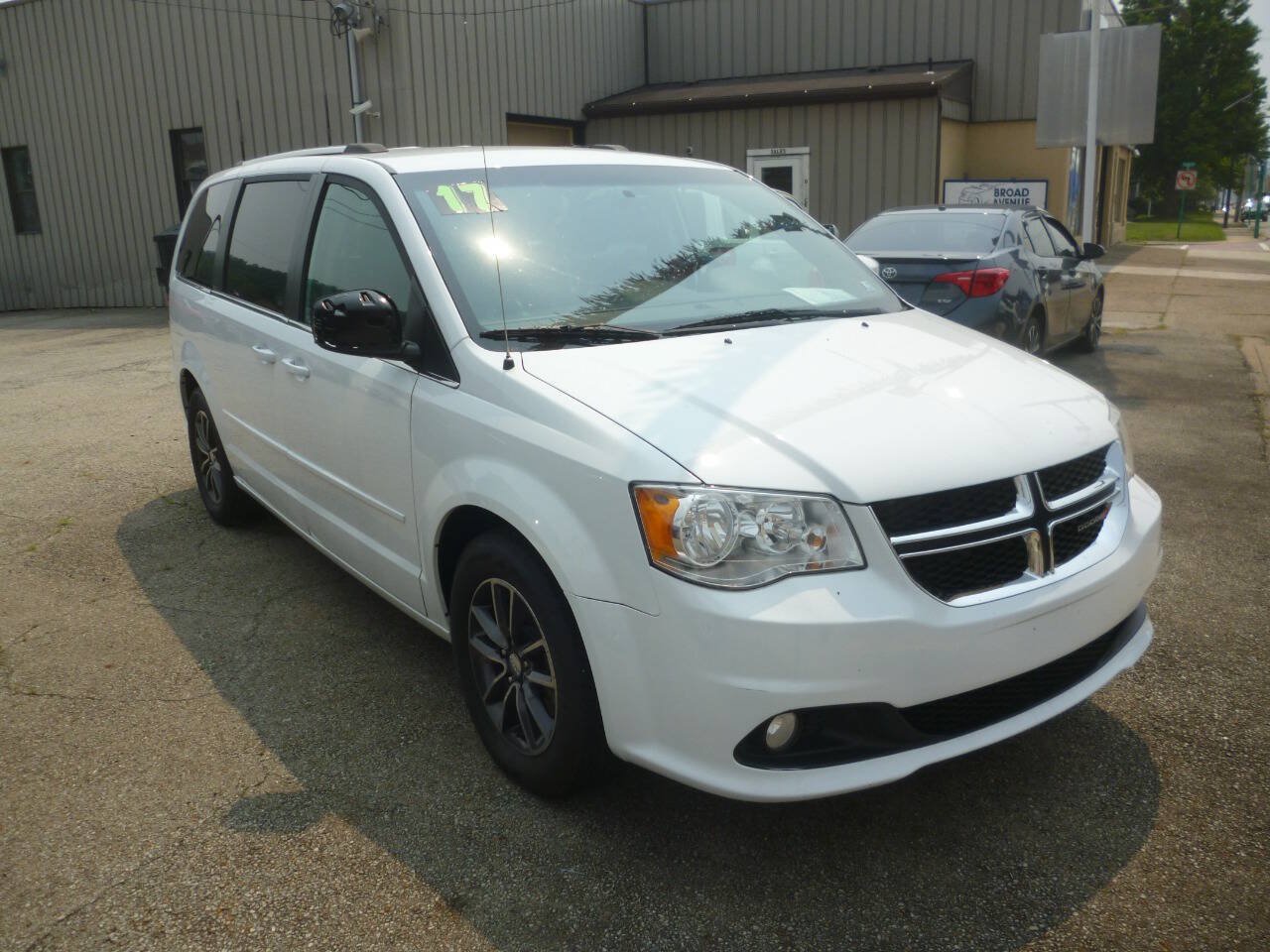 Used 2017 Dodge Grand Caravan SXT FWD image 2