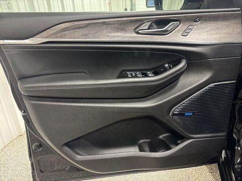 Used 2022 Jeep Grand Cherokee Overland w/ Luxury Tech Group IV image 24