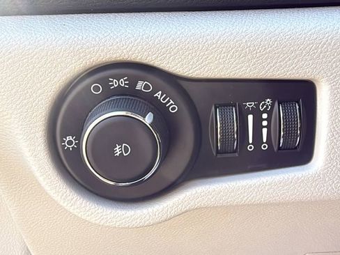 Used 2024 Chrysler Pacifica Touring-L image 19