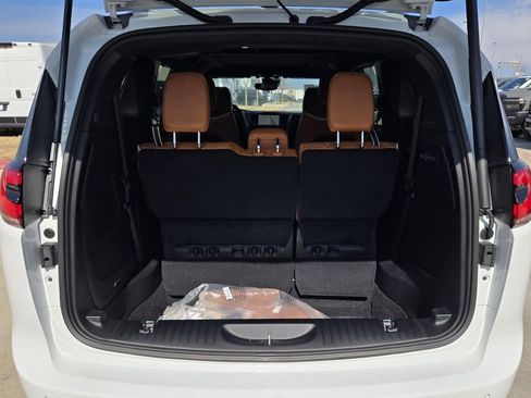 New 2026 Chrysler Pacifica Pinnacle w/ Trailer Tow Group image 10
