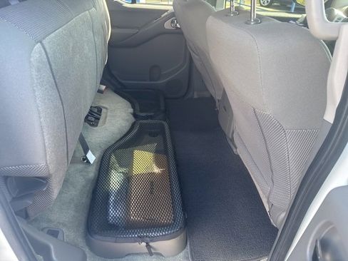 Used 2016 Nissan Frontier SV image 13