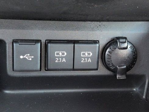 Used 2021 Toyota Highlander XLE FWD image 21