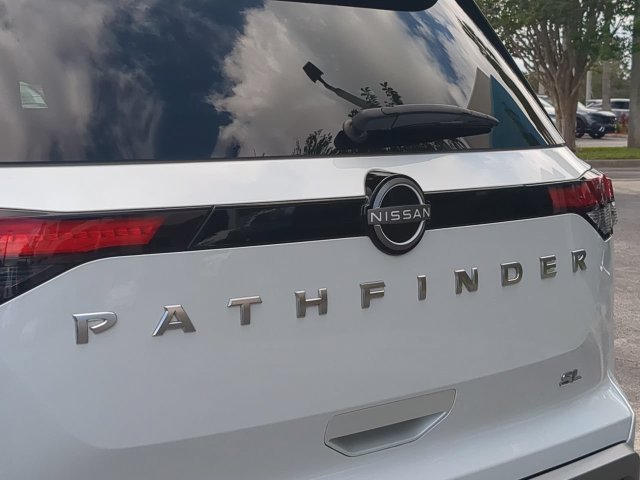 Used 2025 Nissan Pathfinder SL FWD image 13