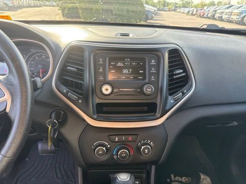 Used 2017 Jeep Cherokee Sport FWD image 17