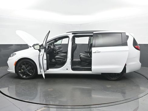 Used 2025 Chrysler Pacifica Limited FWD image 59
